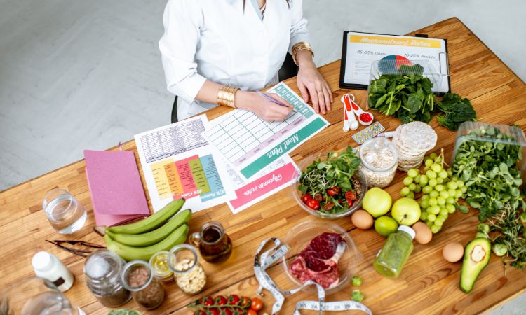 Especialista en dietética y nutrición: funciones, diferencias y salidas laborales